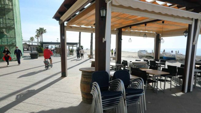 Terraza de un bar en el barrio marítimo de "Baix a Mar" de Torredembarra (Tarragona).