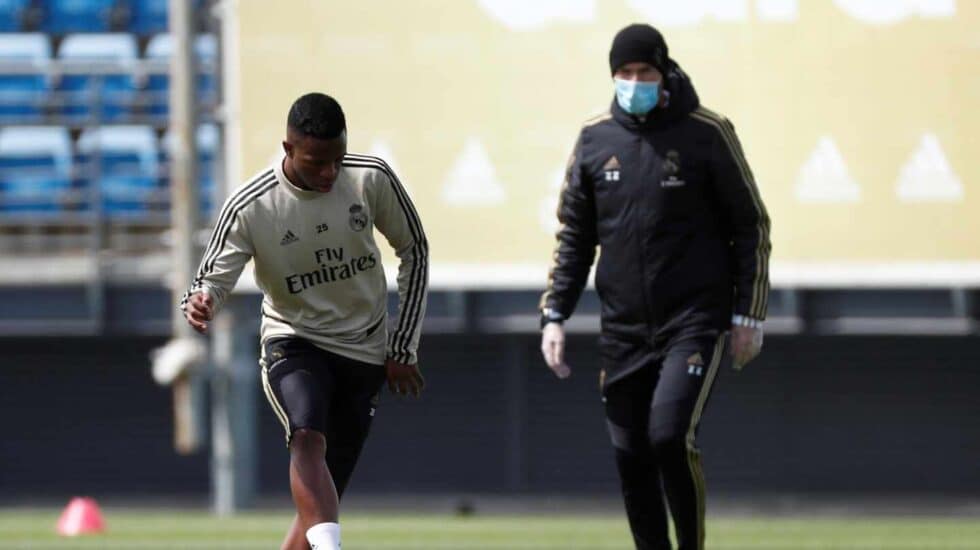 Vinicius y Zidane, con mascarilla, durante el primer entrenamiento del Real Madrid tras el confinamiento