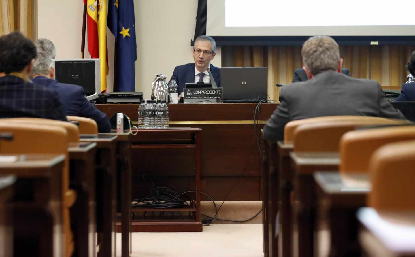 El gobernador del Banco de España, Pablo Hernández de Cos, durante su comparecencia en la en la Comisión de Economía del Congreso.