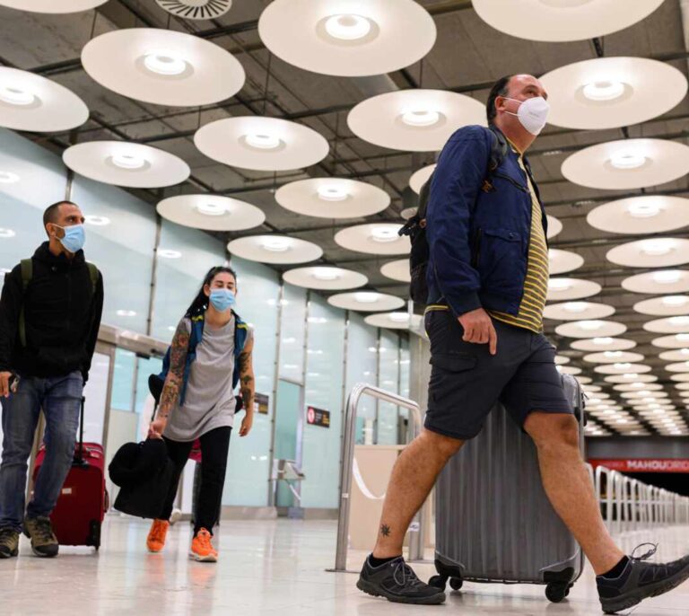 Las aerolíneas apuestan por los 'pasaportes de inmunidad' para garantizar la seguridad en los vuelos