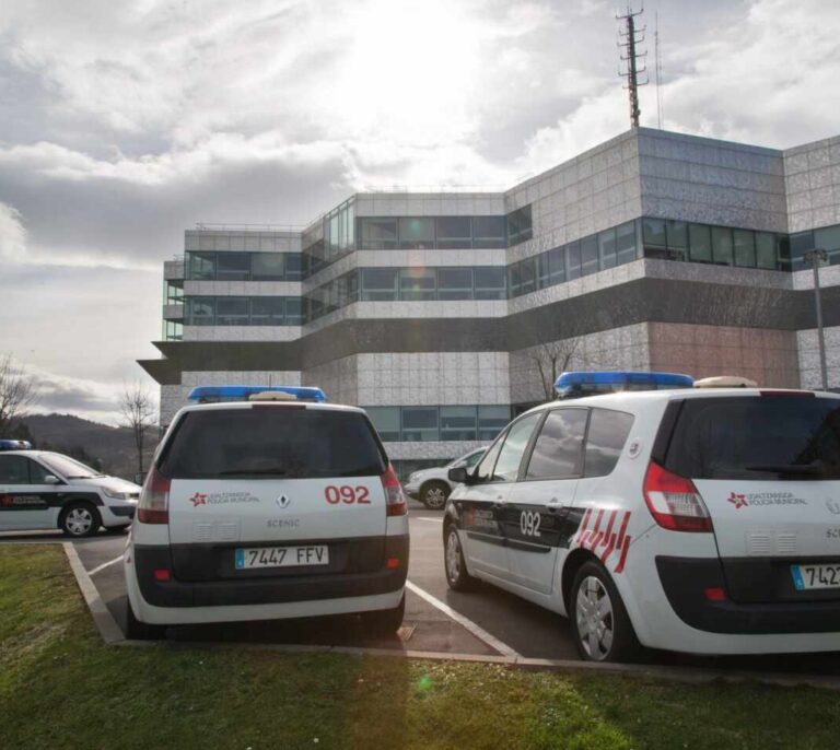 Detenido un joven que protestaba por la caravana de Vox tras agredir a dos agentes de la Policía en Bilbao