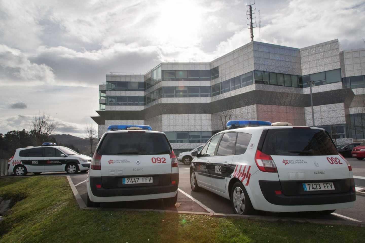 Detenido un joven que protestaba por la caravana de Vox tras agredir a dos agentes de la Policía en Bilbao