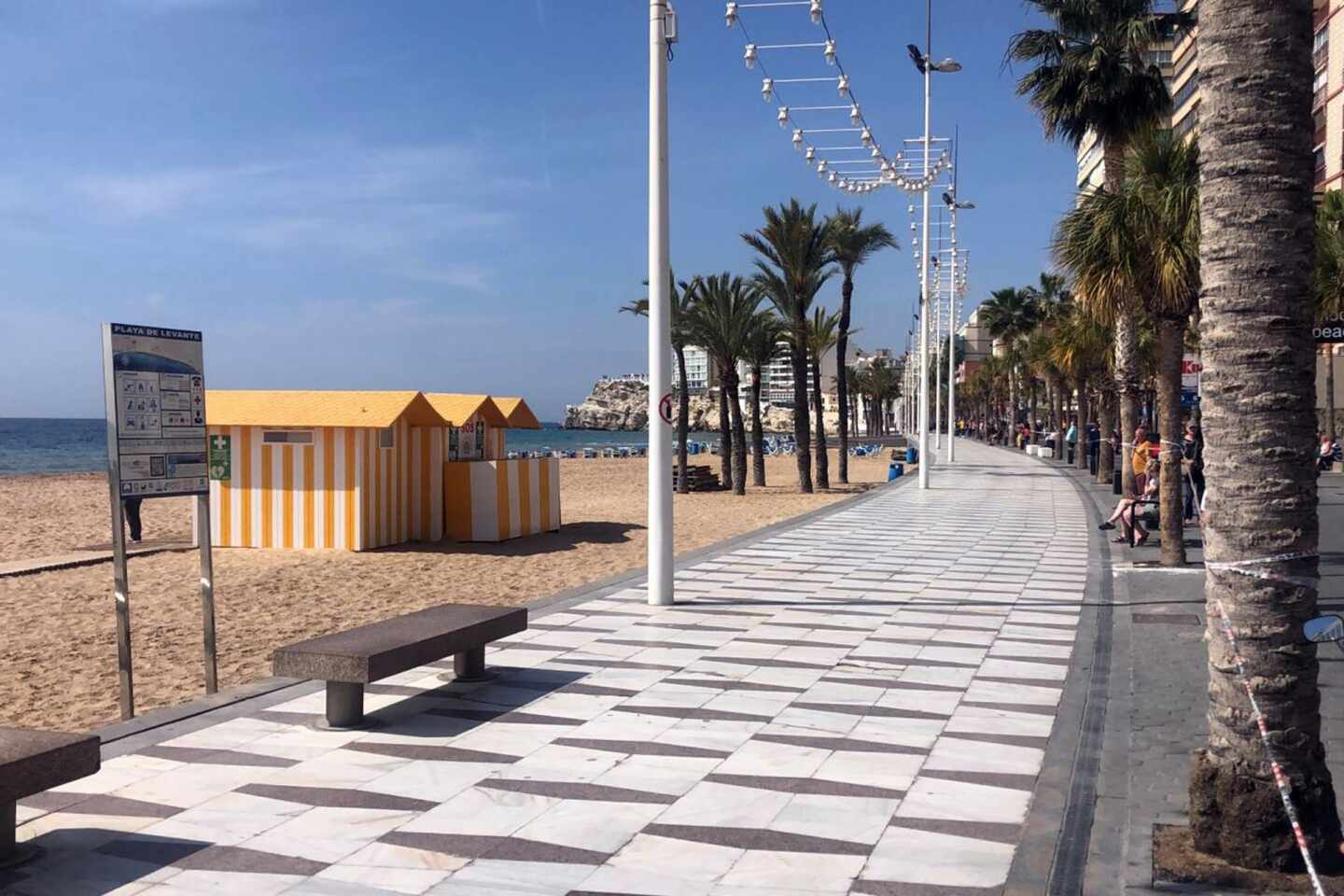 El paseo marítimo de Benidorm, vacío.