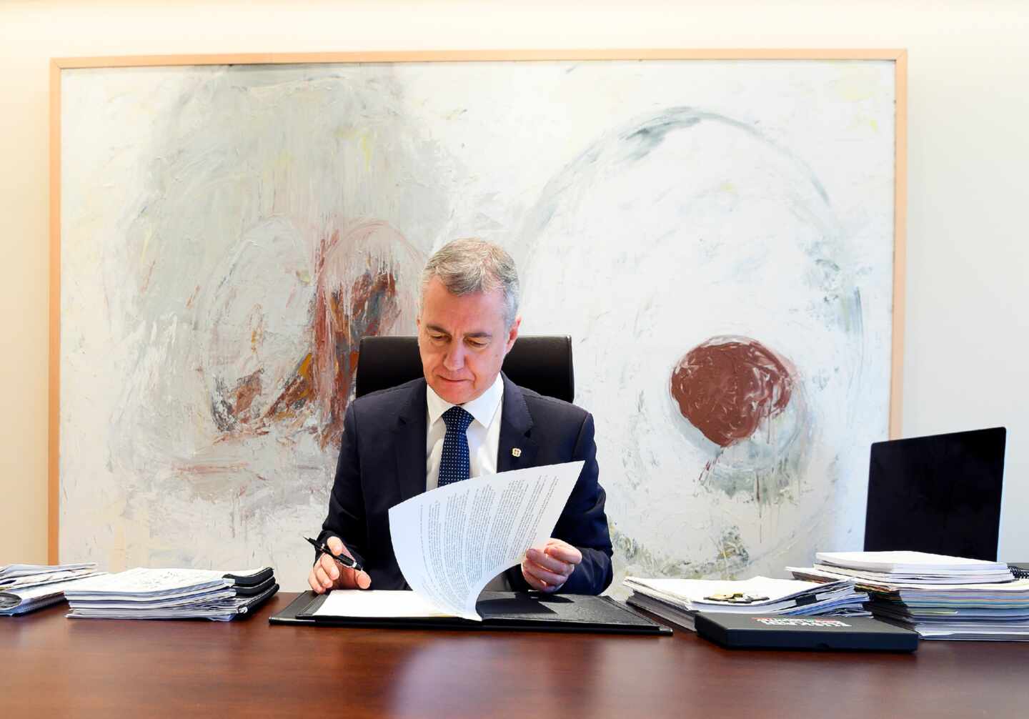 El lehendakari, Iñigo Urkullu, firma el decreto de elecciones para el 12 de julio.