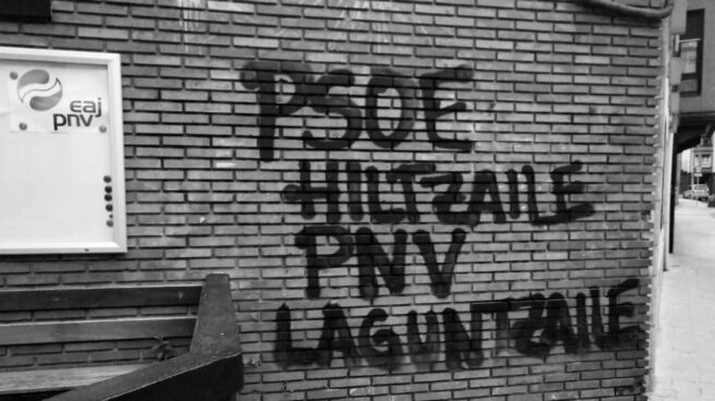 Pintadas en apoyo a Patxi Ruiz realizadas en una sede del PNV.