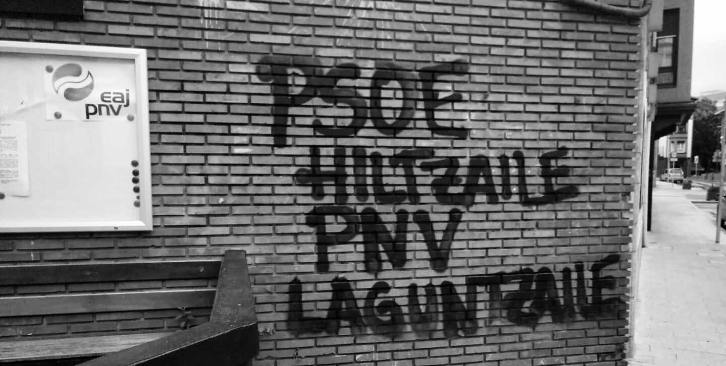 Pintadas en apoyo a Patxi Ruiz realizadas en una sede del PNV.