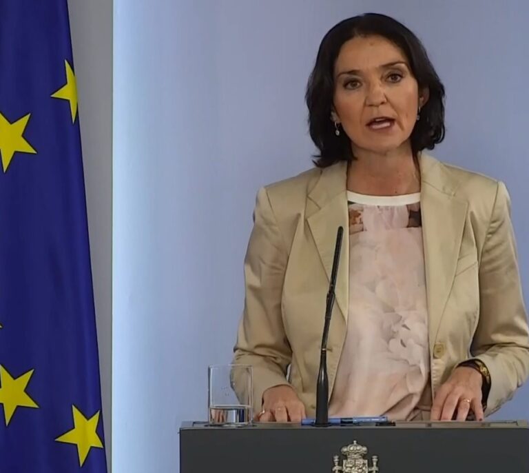 La ministra Reyes Maroto aboga por el "espectáculo maravilloso" del volcán como reclamo turístico