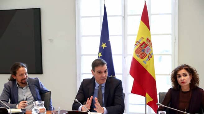 El vicepresidente de Derechos Sociales, Pablo Iglesias junto al presidente del Gobierno, Pedro Sánchez y la ministra de Hacienda, María Jesús Montero.