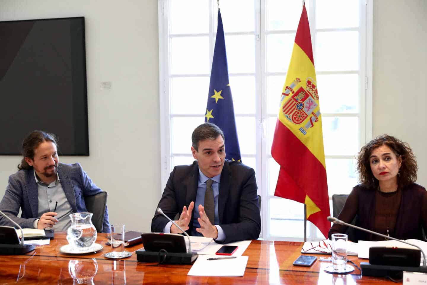 El vicepresidente de Derechos Sociales, Pablo Iglesias junto al presidente del Gobierno, Pedro Sánchez y la ministra de Hacienda, María Jesús Montero.
