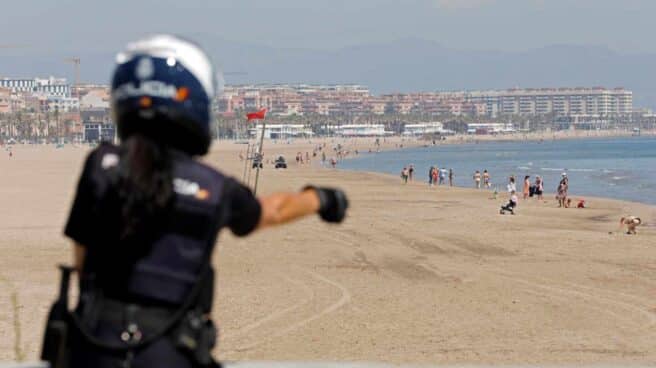 Una policía vigila la playa de Valencia.