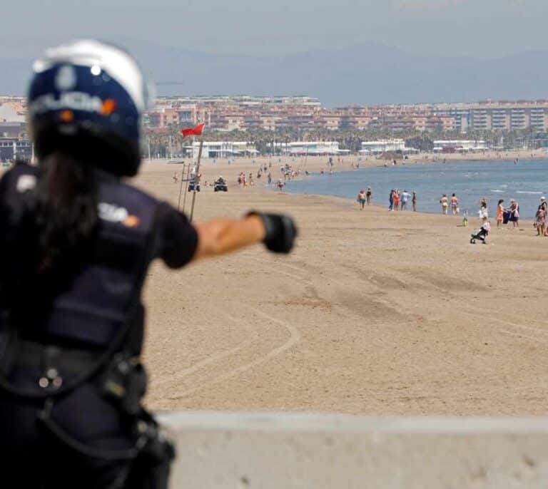 Un policía fuera de servicio salva a una familia de morir ahogada en la playa