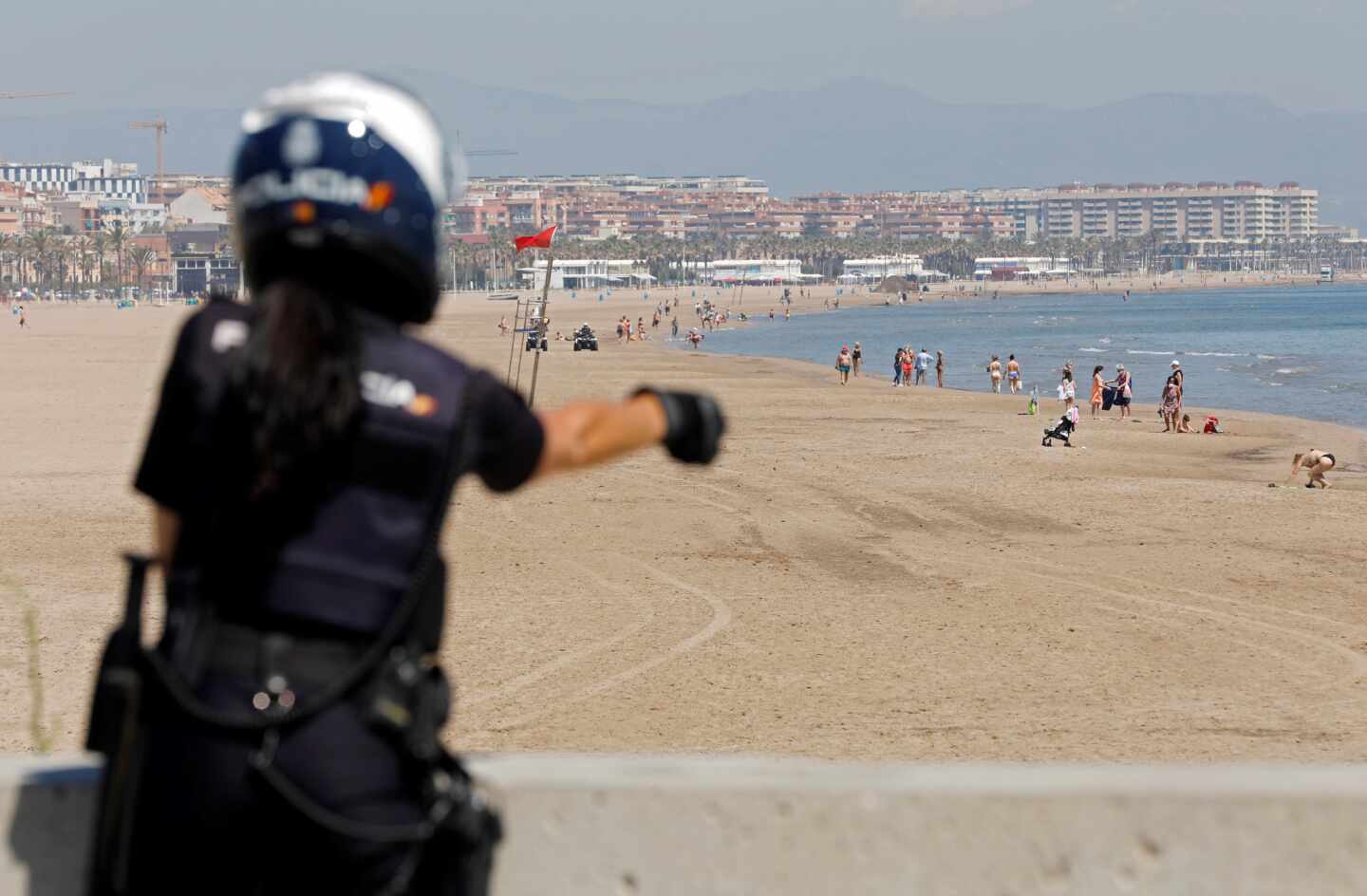 Un policía fuera de servicio salva a una familia de morir ahogada en la playa