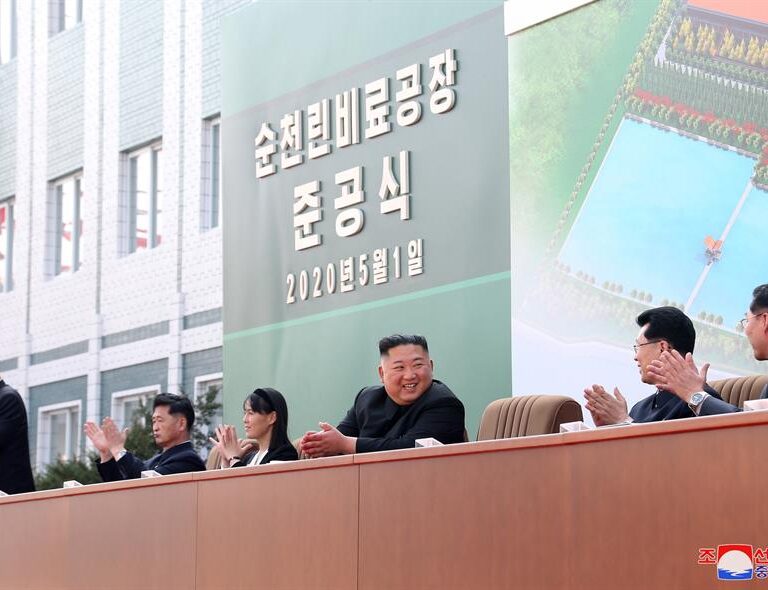 Kim Jong Un reaparece tras 21 días en los que el mundo le dio por muerto