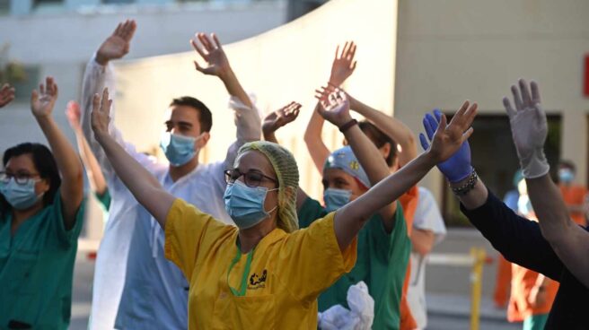 Personal sanitario del hospital Gregorio Marañón de Madrid agradecen esta tarde los aplausos recibidos por su trabajo ante la pandemia del coronavirus.