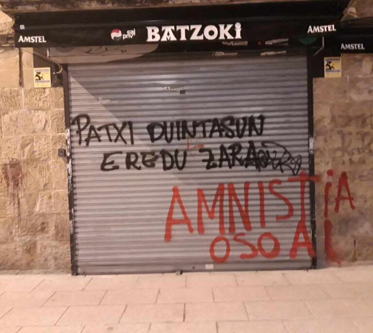 Realizan pintadas de "Sortu culpable" en una Herriko Taberna de Bilbao