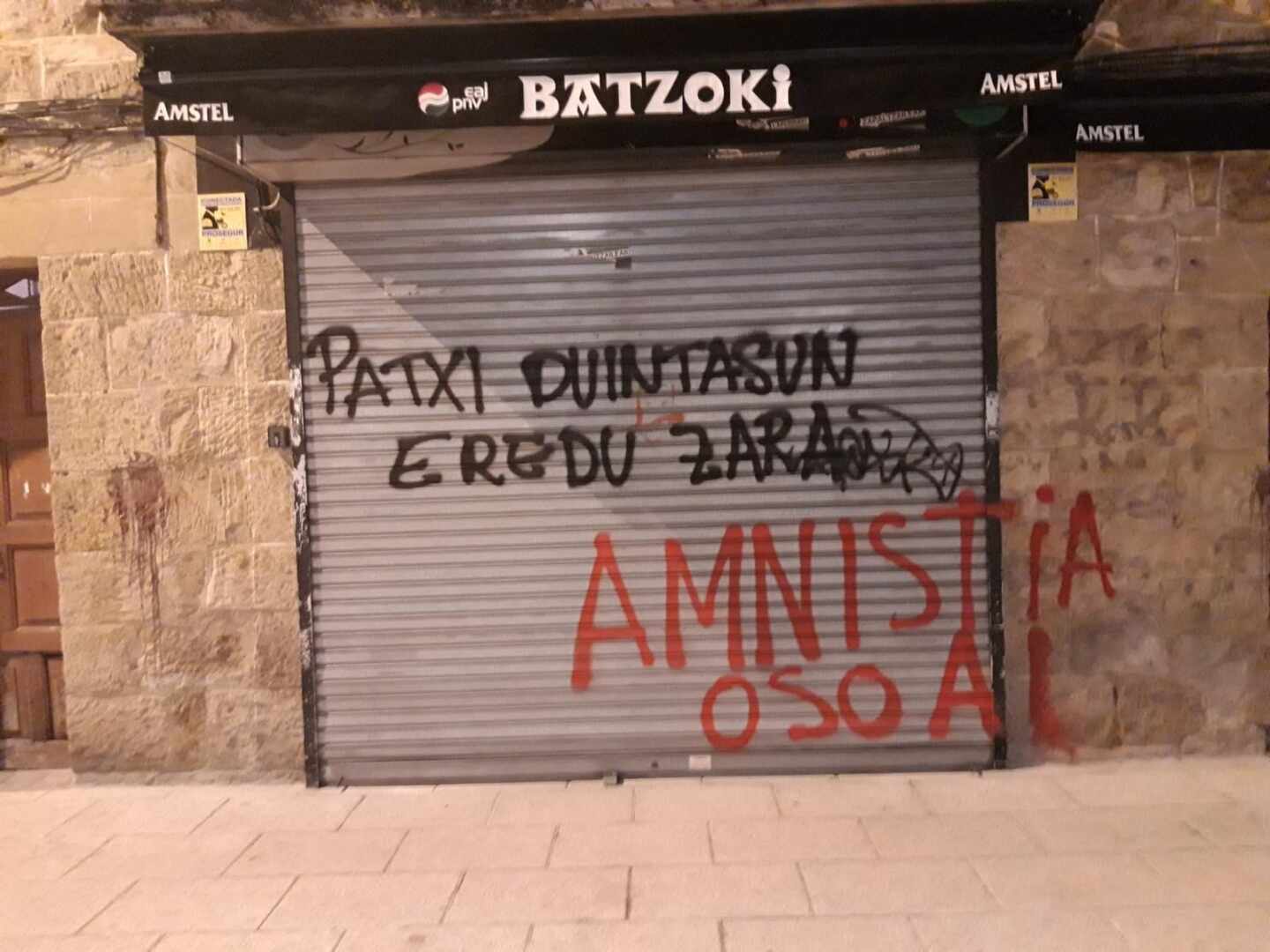 Pintada aparecida en el Batzoki del PNV en Durango en apoyo al preso de ETA Patxi Ruiz.