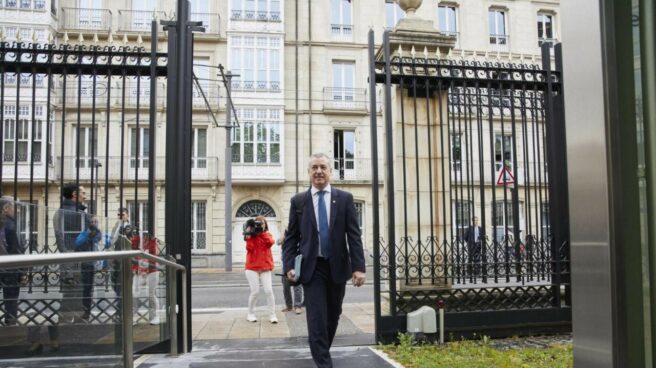 El lehendakari Iñigo Urkullu accede al Parlamento Vasco.