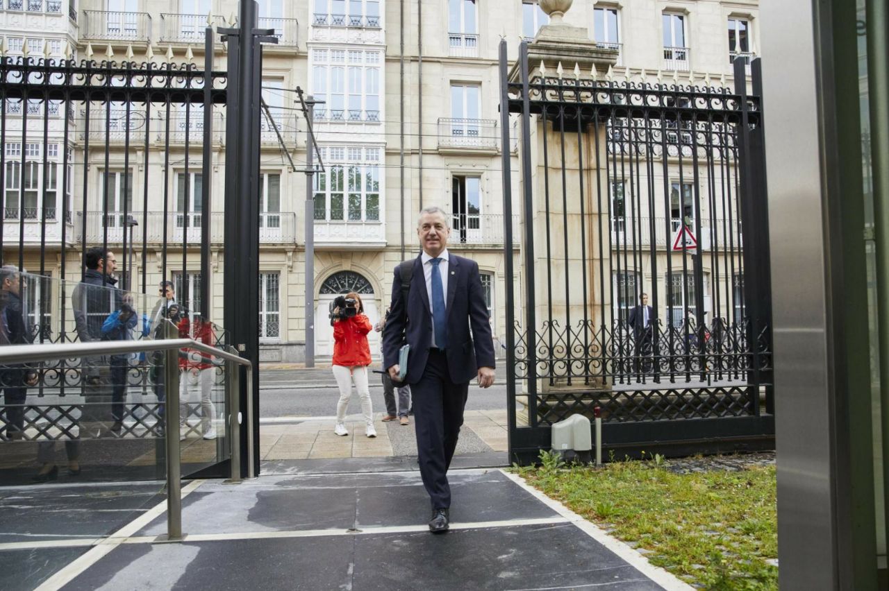 El lehendakari Iñigo Urkullu accede al Parlamento Vasco.