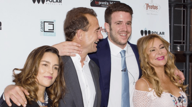 Aless Lequio junto a su madre Ana Obregón, su padre Alessandro Lequio y la esposa de este, María Palacios