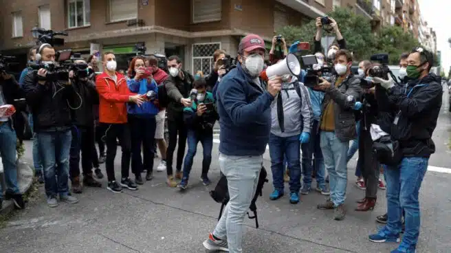 Un abuelo fusilado y un megáfono por Amazon: Joaquín Ariza, el líder de las protestas en el barrio de Salamanca