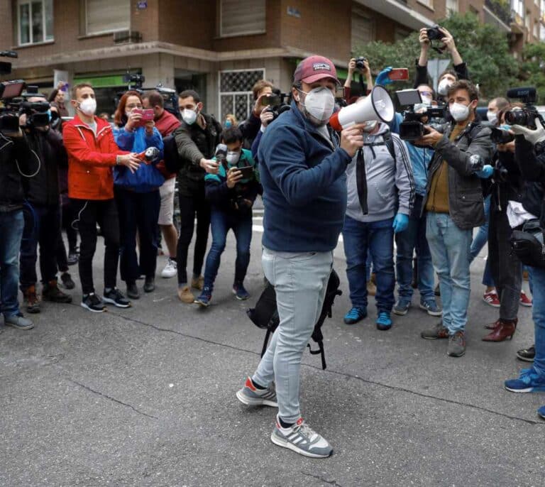 Un abuelo fusilado y un megáfono por Amazon: Joaquín Ariza, el líder de las protestas en el barrio de Salamanca