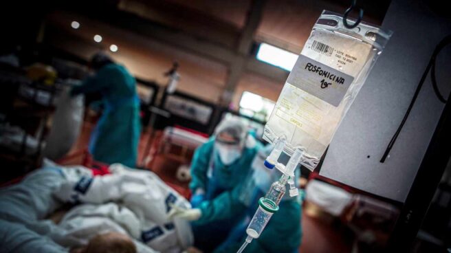 Los auxiliares del hospital de Aranda de Duero atienden a un paciente enfermo de Covid-19.
