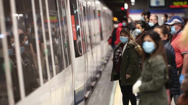 Viajeros con mascarilla en el Metro de Madrid.