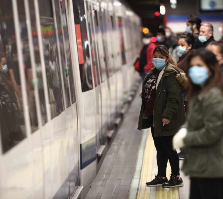 Técnicos de Madrid señalan el "hacinamiento" en el transporte público