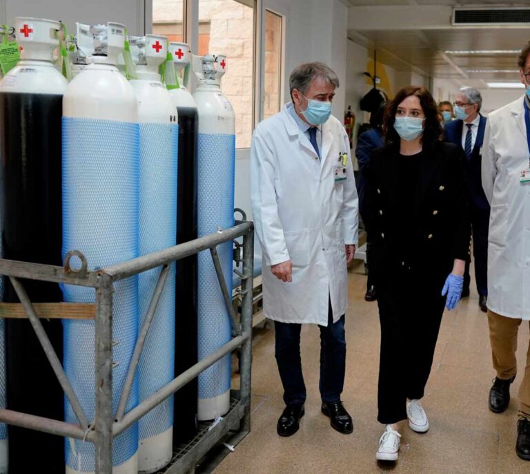 Familiares y empleados presentan una querella criminal contra Ayuso, su consejero y 10 directores de residencias