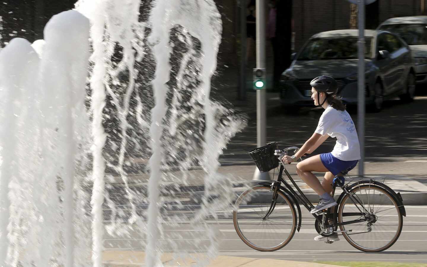 Un mujer con su bicicleta por el centro de Madrid.