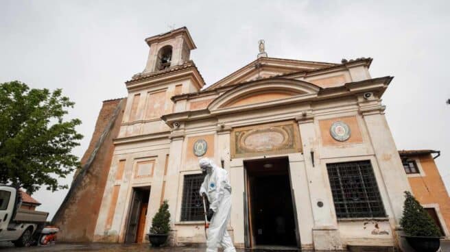 Soldados desinfectan el santuario de Nuestra Señora del Divino Amor en Roma, Italia.