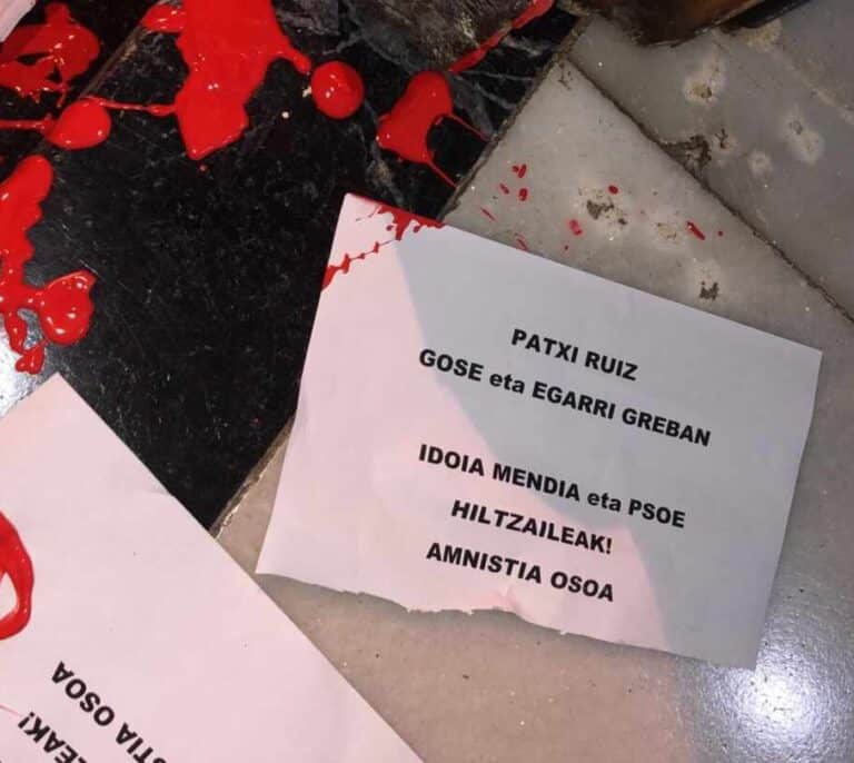 Arrojan pintura y pasquines de "asesina" en la casa de Idoia Mendia