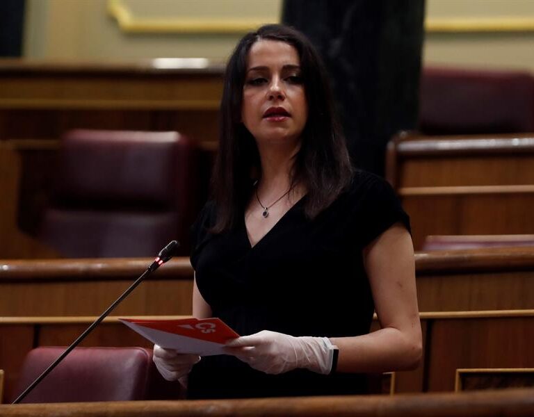 Arrimadas avisa de que su apoyo al estado de alarma "no es un sí" a Sánchez e Iglesias