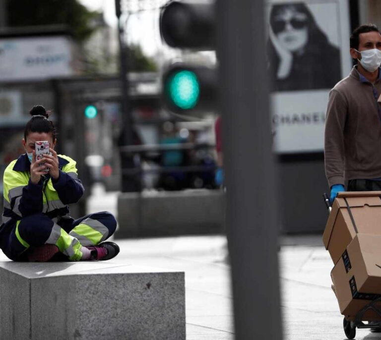 Las muertes por coronavirus bajan hasta las 213 en 24 horas pero suben los contagios