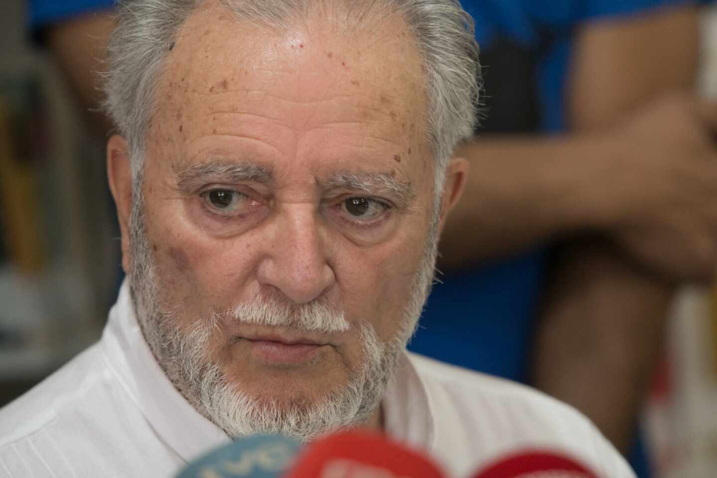 Julio Anguita continúa en la UCI en estado crítico