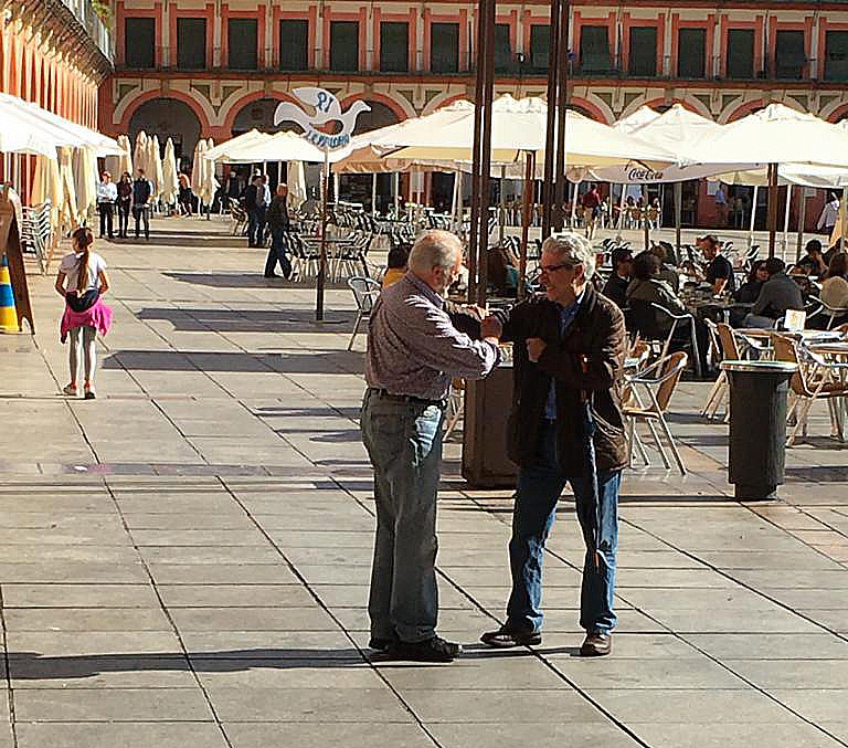 El director de El Independiente, Casimiro García-Abadillo, en su último encuentro con Julio Anguita