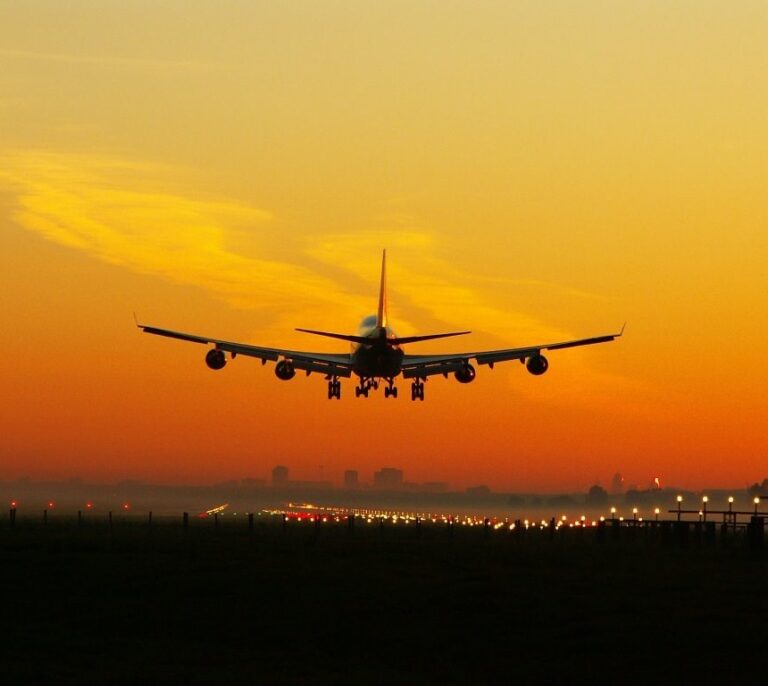 Llega a Valencia el primer avión del extranjero que debe guardar cuarentena