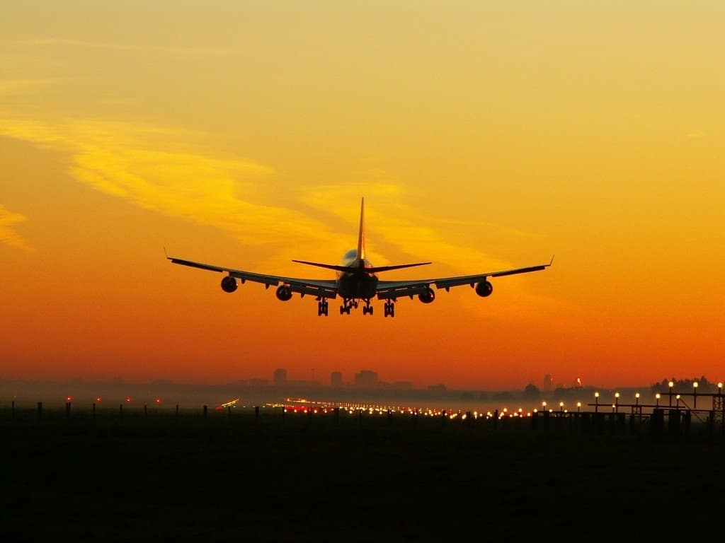 Llega a Valencia el primer avión del extranjero que debe guardar cuarentena