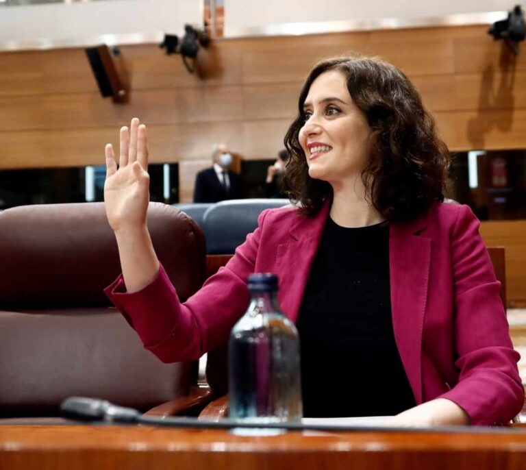Ayuso ganaría hoy las elecciones en Madrid con 13 escaños más que hace un año