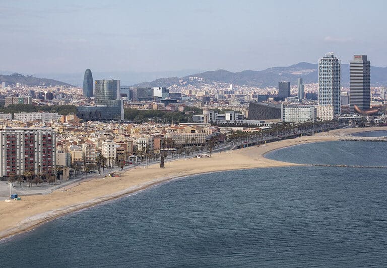 Otro golpe al turismo: el freno a Madrid y Barcelona aplaza las 'vacaciones' al menos al 6 de julio