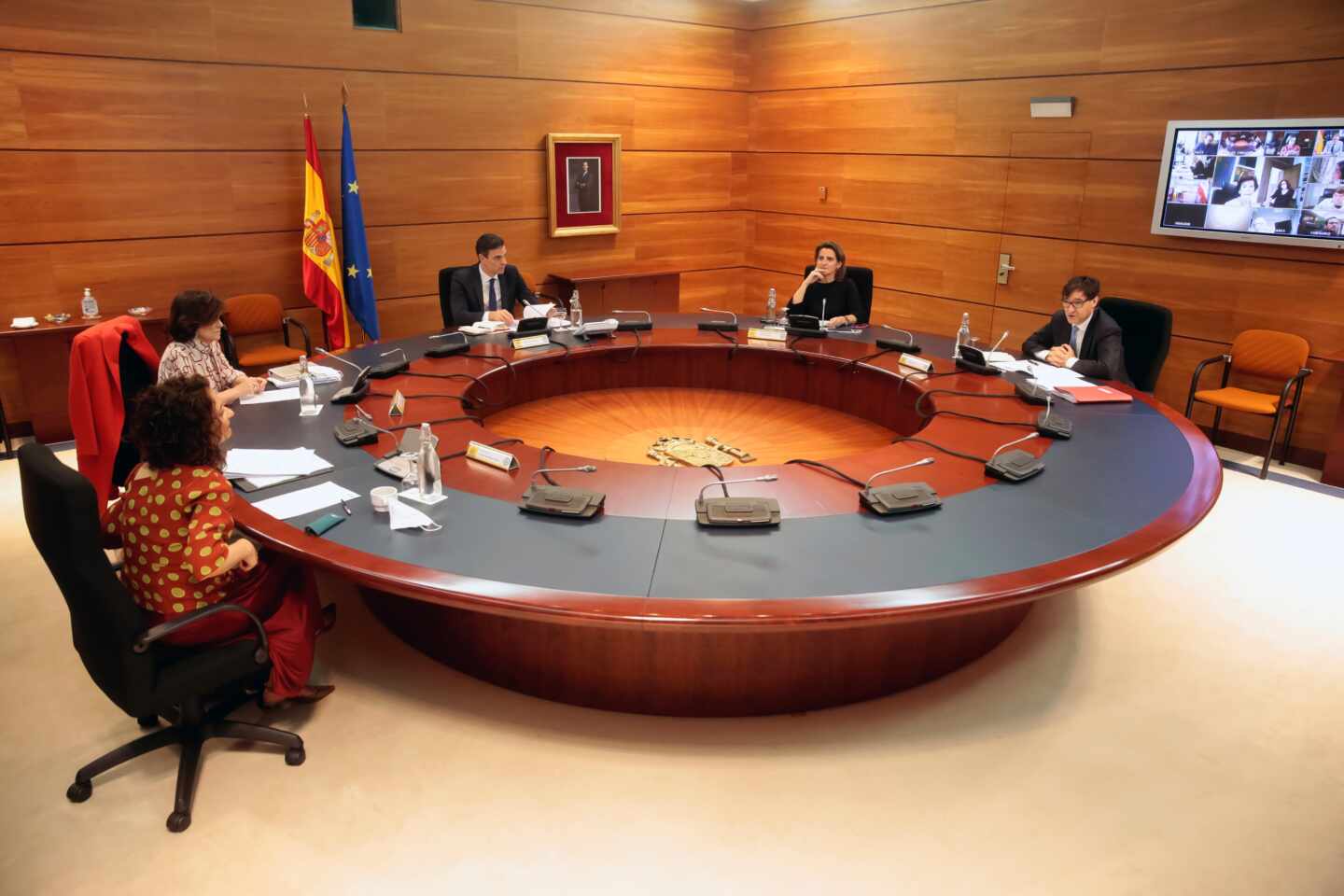 Pedro Sánchez en una reunión junto a sus ministros María Jesús Montero, Carmen Calvo, Teresa Ribera y Salvador Illa.
