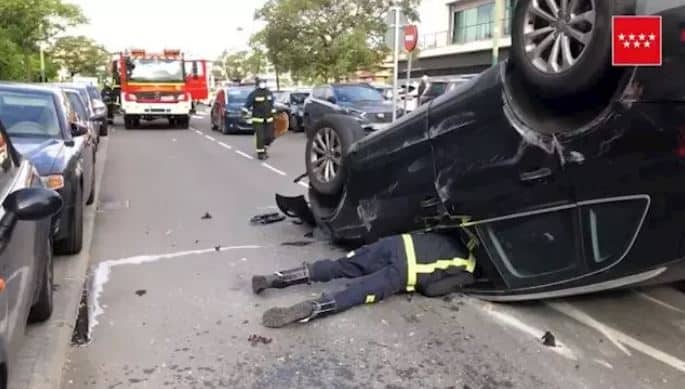 Un turismo conducido por un octogenario arrolla a una mujer y acaba volcando en Pozuelo