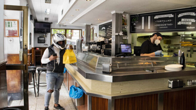 José Manuel entrega dos tortillas a un repartidor de Glovo