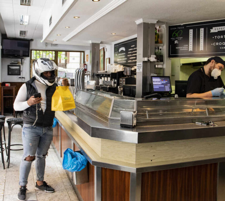 Sobrevivir a base de pedidos: la nueva realidad de muchos hosteleros