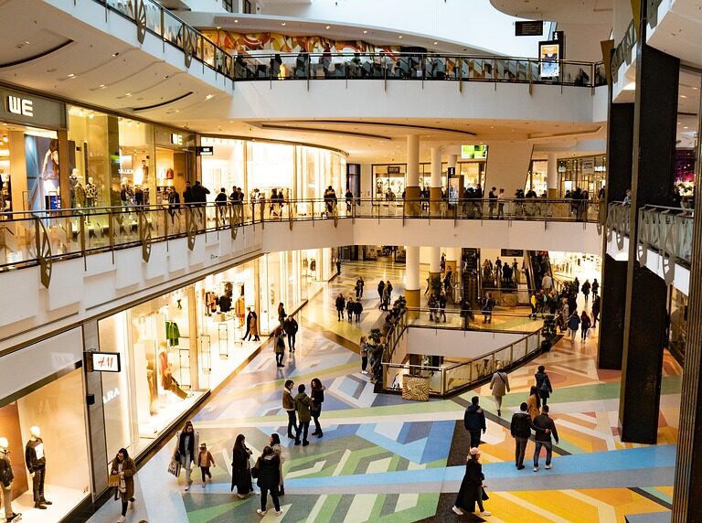 Los centros comerciales presionan para abrir el próximo lunes