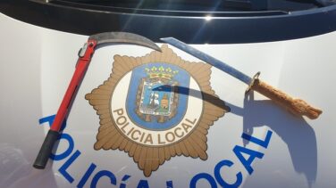 Conduce por Santander sin seguro de vehículo y con una katana bajo el asiento y una hoz oculta en el maletero