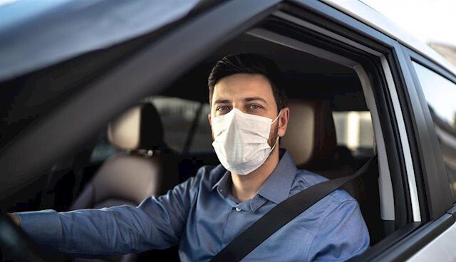 Conductor de Cabify con mascarilla