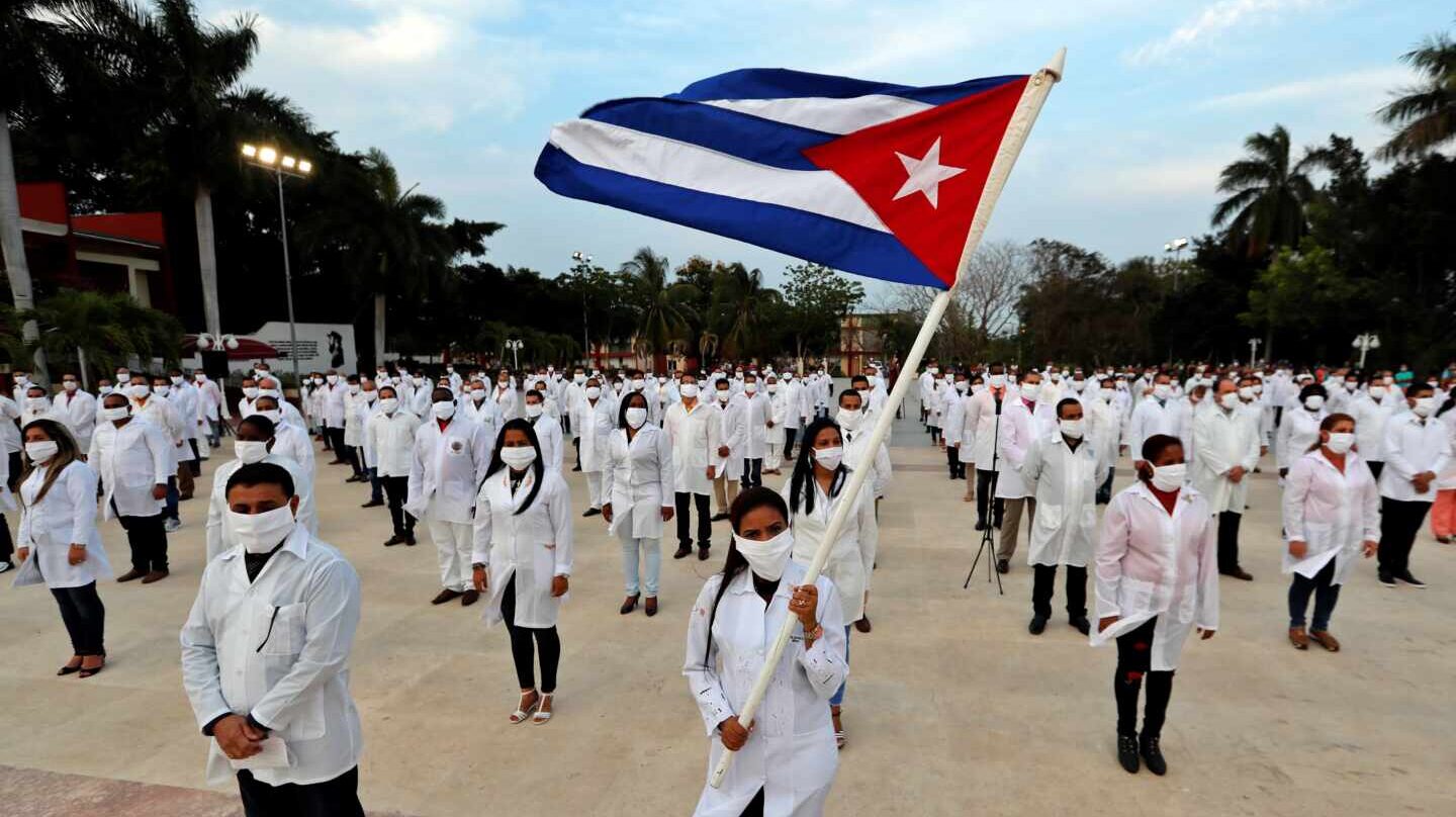 Médicos cubanos S.A. en lucha contra el coronavirus, la Revolución con  estetoscopio - El Independiente
