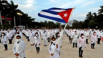 Médicos cubanos S.A. en lucha contra el coronavirus, la Revolución con estetoscopio