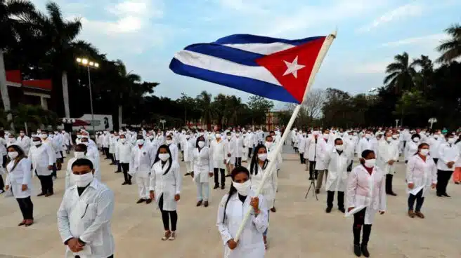 Médicos cubanos S.A. en lucha contra el coronavirus, la Revolución con estetoscopio